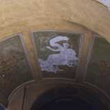 Varcata l'entrata calpestiamo un pavimento di ciottolato che immette nel cortile: qui parte una scalinata che conduce al primo piano. Lungo tutto il percorso si notano sui muri decorazioni a stucco che rappresentano soggetti mitologici