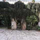 Nel giardino pensile ci si immerge passando sotto un loggiato, in realt� una quinta teatrale