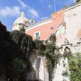 In lontananza si staglia la cupola della chiesa di Santa Teresa dei Maschi