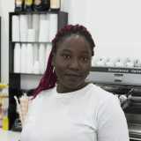 Lauren, 20enne dalle treccine viola nata in Costa D'Avorio