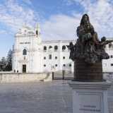 Raggiungiamo l'imponente e bianco Santuario-Basilica di Santa Maria del Pozzo. Ultimato nel 1778 in stile tardo barocco � composto dalla chiesa vera e propria e dall'annesso convento alcantarino