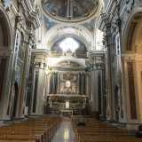 Superiamo l'ampissimo sagrato ed entriamo. L'interno, a pianta basilicale, � costituito da un'unica grande navata scandita dal succedersi di cappelle laterali. Qui il leitmotiv � costituito dalla presenza di marmi pregiatissimi
