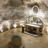 La cappella si trova per l�appunto nel pozzo, in una grotta, nella quale � possibile accedere attraverso una rampa. Una decina di scalini portano nella cavit� dove subito notiamo un altarino sovrastato da un quadro grazioso: raffigura Maria con in braccio il Messia benedicente