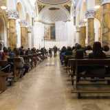 All'interno dove balzano agli occhi le massicce colonne marmoree e il raffinato pagliotto che riveste l'altare e rappresenta i discepoli di Emmaus 