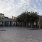 Giungiamo nel cuore del rione: piazza Antonio Gramsci, dominata da un anonimo porticato a ferro di cavallo che accoglieva fino a qualche anno fa il mercato comunale