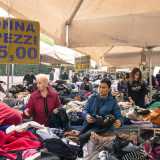 Mentre parliamo balzano all'occhio i grandi cumuli di vestiti ammassati uno sull'altro senza troppi complimenti. Insomma per fare affari nell'area vintage il segreto � saper scavare