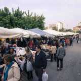 ...e ci spostiamo nella zona dell'usato: siamo in via Salvemini, strada che assieme al piazzale � occupata dalle bancarelle