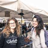 Tra gli "scavatori" ci sono anche le 22enni Claudia e Maria, studentesse fuorisede. �Venire prima delle 8 � importante per avere una vasta scelta�, sostengono le universitarie