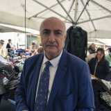 In questo angolo di merce fuori moda si aggirano anche individui vestiti di tutto punto come Francesco. �Vengo da Japigia - dice l'uomo - L'assortimento � senza dubbio pi� ampio rispetto a quello dei punti vendita "tradizionali" e i prezzi pi� accessibili�