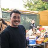 Qui ad "accoglierci" c'� il sorridente ambulante 20enne Francesco. �La moda sta cambiando - afferma sicuro il ragazzo - e i giovani d'oggi sono attratti da quei capi di una volta che non � possibile trovare nei normali negozi�