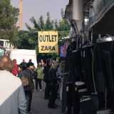 Notiamo anche una bancarella outlet che vende vestiti originali del marchio Zara: gli sconti spesso superiori al 50 percento non lasciano certo indifferenti i passanti