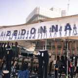Passiamo cos� davanti a "Calzedonna", bancarella il cui nome fa evidentemente il verso alla nota azienda di intimo Calzedonia...