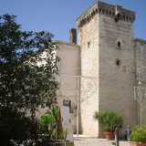 Siamo in piazza Gualtieri, nel rione Canneto di Adelfia. Di fronte a noi si erge la torre di guardia del castello del marchese Nicolai, eretto tra il 1147 e il 1153. La torre � alta 19 metri e permetteva di controllare il territorio circostante, per farsi trovare pronti in caso di attacchi nemici