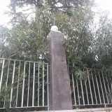 La stele in corso Vittorio Veneto, confine ufficiale che separa i due quartieri
