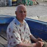 Giuseppe Pupillo, 78enne pescatore barese e proprietario di tre pescherecci, mentre aggiusta una rete