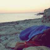 Dopo pochi chilometri lontani da casa, Giovanni � costretto a dormire tra gli scogli della spiagga di Molfetta