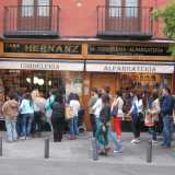 La lunga fila per entrare in uno storico negozio di espadrillas, le tipiche scarpe in stoffa e corda del luogo, note in Spagna come alpargatas