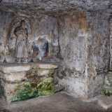 Sulla parete sinistra � posizionato un altro altare in pietra, installato dalla famiglia de Mari e sovrastato da una statua di San Francesco Da Paola: il santo � scolpito con un paio di zoccoli e un remo in mano