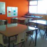 La disposizione dei banchi in classe, pensata per dividere gli alunni in gruppi di lavoro