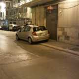 Molfetta, auto grigia sul marciapiede