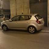 Molfetta, auto grigia sul marciapiede