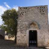 A sinistra dell�ingresso si staglia un�altra chiesa, dedicata a Santa Maria di Costantinopoli e di epoca pi� recente rispetto alla precedente: risale infatti al XIV secolo. In realt� � formata da due distinti ambienti che costituivano altrettante chiese, l�una addossata all�altra