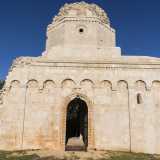 Il primo edificio che ammiriamo � la chiesa di San Felice, risalente all�XI secolo: si tratta di uno degli esempi pi� antichi di romanico con struttura a cupola in Puglia. E� una struttura in tufo che il sole accende di sfumature dorate