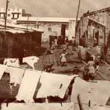 La Bari del Dopoguerra � una citt� dove la povert� la fa da padrone. Basti vedere le immagini delle baracche del �cortile speranza� che ospitava molte famiglie in via Capruzzi e che avrebbe poi dato vita al cosiddetto �Far West�