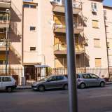 Questa condizione porta a delle situazioni paradossali. Ad esempio via Piemonte, arteria principale del rione, da un lato � barese e dall�altro � modugnese. E questo lo si capisce a vista d�occhio, perch� i lampioni del versante modugnese sono tutti ridipinti, mentre quelli della parte barese necessitano di una seria manutenzione