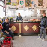 �Quest�enoteca c�� sempre stata ed � l�unico punto di riferimento e luogo di ritrovo della zona�, ci spiega la 56enne Giacoma, proprietaria di un locale dove si servono alcolici