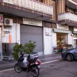 Su via Lombardia si susseguono la maggior parte dei negozietti alimentari tra cui spicca l�insegna �lavanderia San Paolo�, che dichiara apertamente il senso di appartenenza dei �ceciliani� a Bari