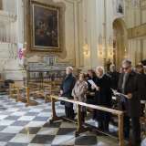 Inizia la messa: all'interno della chiesa solo una dozzina di fedeli
