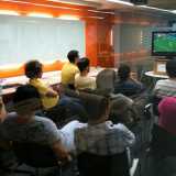 Alcuni tifosi del "Bari club Santiago del Cile" osservano la partita all'interno di un locale riservato agli italiani che vivono nella capitale cilena
