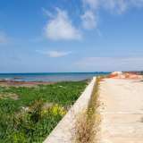 Di certo, anche per la sua importanza idrogeologica, non � possibile costruirci una strada su, cos� una volta arrivati alla sua altezza, l�automobilista o il pedone � costretto a girarci attorno lasciando il mare alle proprie spalle