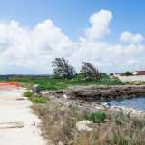 Il lungomare incontra infatti la foce di Lama Balice: ci� che rimane dell�antico torrente Tiflis, che lambiva l�area dell�attuale aeroporto di Bari per poi andare a scaricare le sue acque proprio a Fesca. Ora l�ex fiume � diventata un parco e ospita diverse specie di insetti e uccelli