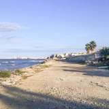 Una strada lunga 16 chilometri che attraversa la citt� fiancheggiando tutta la costa ma che poi a un certo punto finisce davanti a un muretto. Parliamo del lungomare di Bari, arteria che parte da San Giorgio con il nome di via Alfredo Giovine e termina a Fesca con la denominazione di lungomare IX maggio