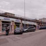 I pochi negozi esistenti soprattutto sulla vicina via Salapia hanno cambiato nome, proprietari e magari tipo di prodotti venduti, ma hanno le loro vetrine sempre presenti nello stesso punto
