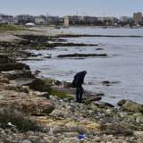 Una parte della costa frastagliata che caratterizza il lungomare: un uomo � intento a fare un "bisognino"