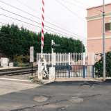La fine di Macchie, il cui confine � segnato da un passaggio a livello e da una graziosa casa cantoniera rosa antico
