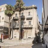 Dopo aver superato un pittoresco edificio la cui facciata � inquadrata da balconi con balaustrini...