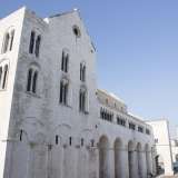 Sulla sinistra invece � possibile contemplare il retro e la parte laterale della Basilica di San Nicola che come un gigante si erge sotto di noi