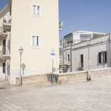 Usciamo dalla fortificazione e di fronte a noi notiamo una scaletta in discesa che d� accesso a Bari Vecchia. E� costeggiata da un muretto-balconcino...