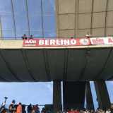 Lo striscione "Berlino" che compare all'interno dello stadio San Nicola