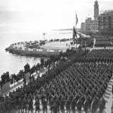 Il 12 luglio di quell�anno Mussolini arriva a Bari per rendere onore agli alpini della Tridentina reduci vittoriosi dall�Albania, che affollano il lungomare Nazario Sauro circondati da ali di folla
