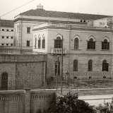 Quelli sono gli anni delle grandi inaugurazioni. Nel 1926 alla presenza del ministro Salandra si apriva il carcere giudiziario in corso Alcide de Gasperi