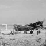 Gli Alleati prendono subito possesso dell�aeroporto di Palese, intorno al quale vengono insediati gli alloggiamenti della Royal Air Force. Qui un Curtiss Kittyhawk Markl del 112 Squadron Raf (con la bocca di squalo disegnata sulla punta)  sottoposto a un test del motore su un campo di calcio