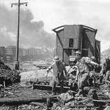 Ma l�apparente serenit� viene sconvolta dal terribile bombardamento del porto del 2 dicembre 1943. La foto mostra la rimozione delle macerie e dei corpi delle centinaia di persone che morirono quel giorno 
