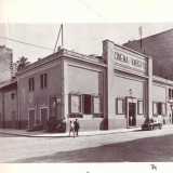 Negli anni 40 Bari � una citt� viva, con i suoi cinema e teatri oggi ormai scomparsi, tra i quali �l�Umberto�, situato all�angolo tra la piazza omonima e via Niccol� Dell�Arca