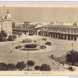 Gli anni 30 ci restituiscono anche fotografie di una stazione centrale immersa nella tranquillit� di una citt� non ancora cos� caotica