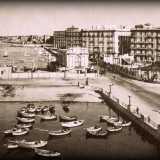 L�immagine di "N' d�rr'a la lanze" e del lungomare oramai completato con ben in vista il circolo tennis, che l� aveva sede originariamente con la denominazione di Skating club tennis e di fronte l'edificio del Barion